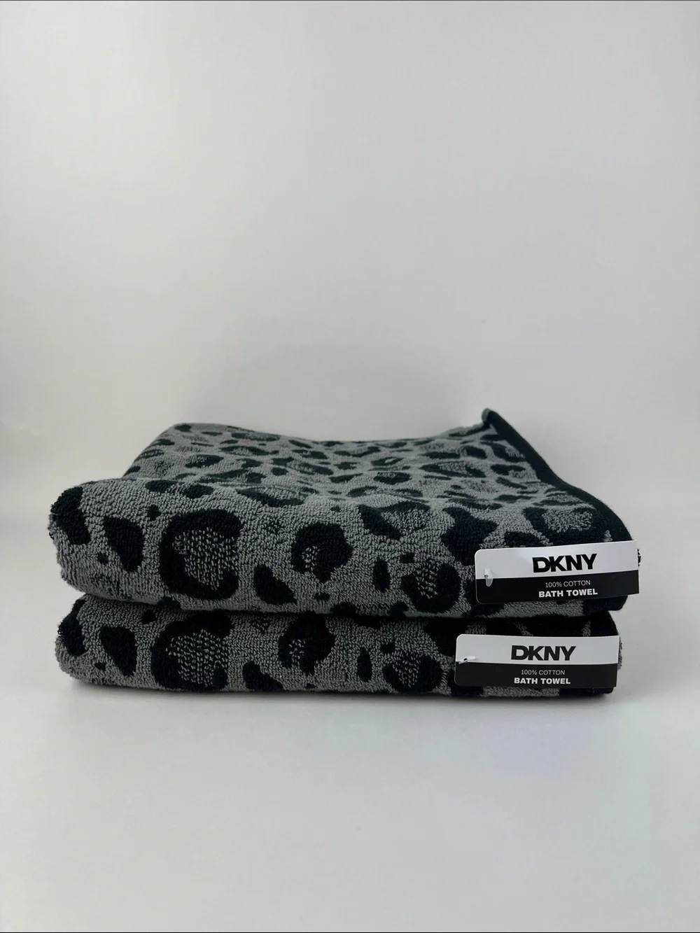 DKNY Bath Towels Black and Gray Bold Leopard Print 100% Cotton 2 Pc NEW